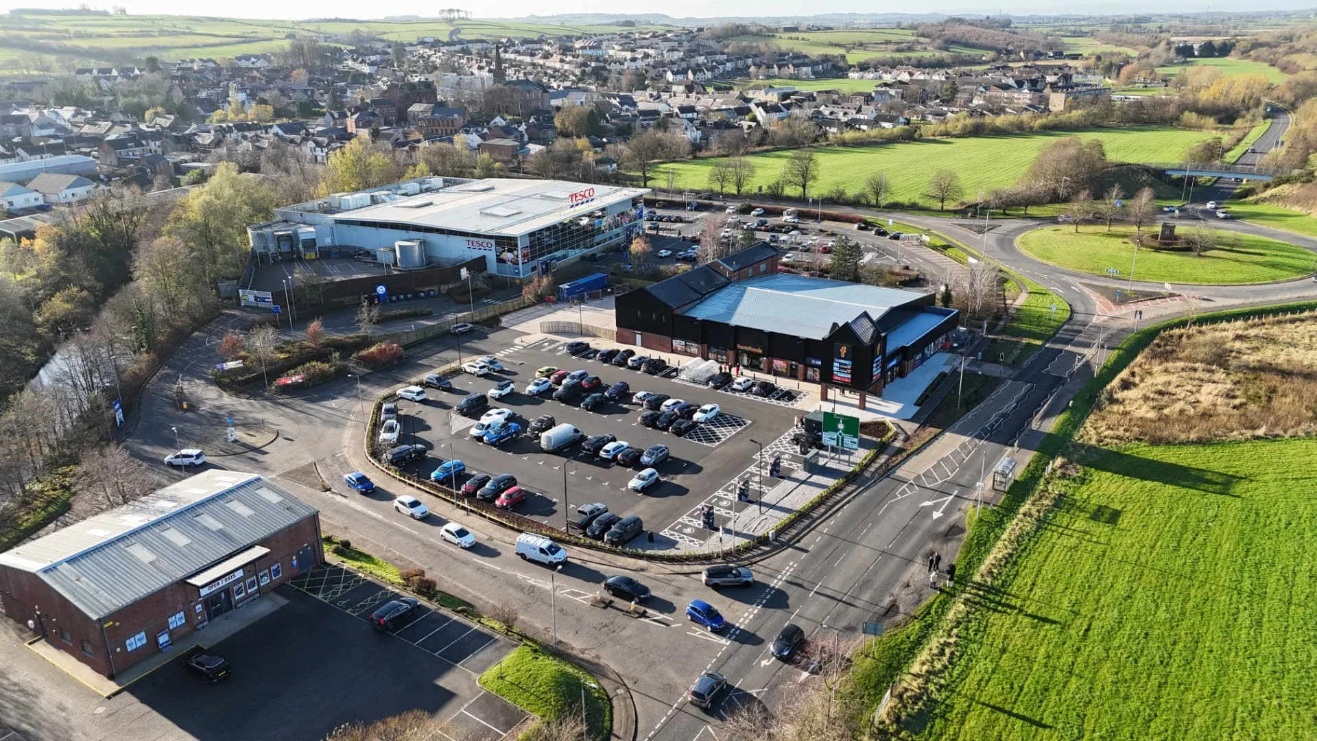 Annotated aerial view of Loudoun Retail Park showing tenants, available units, parking and the A71
